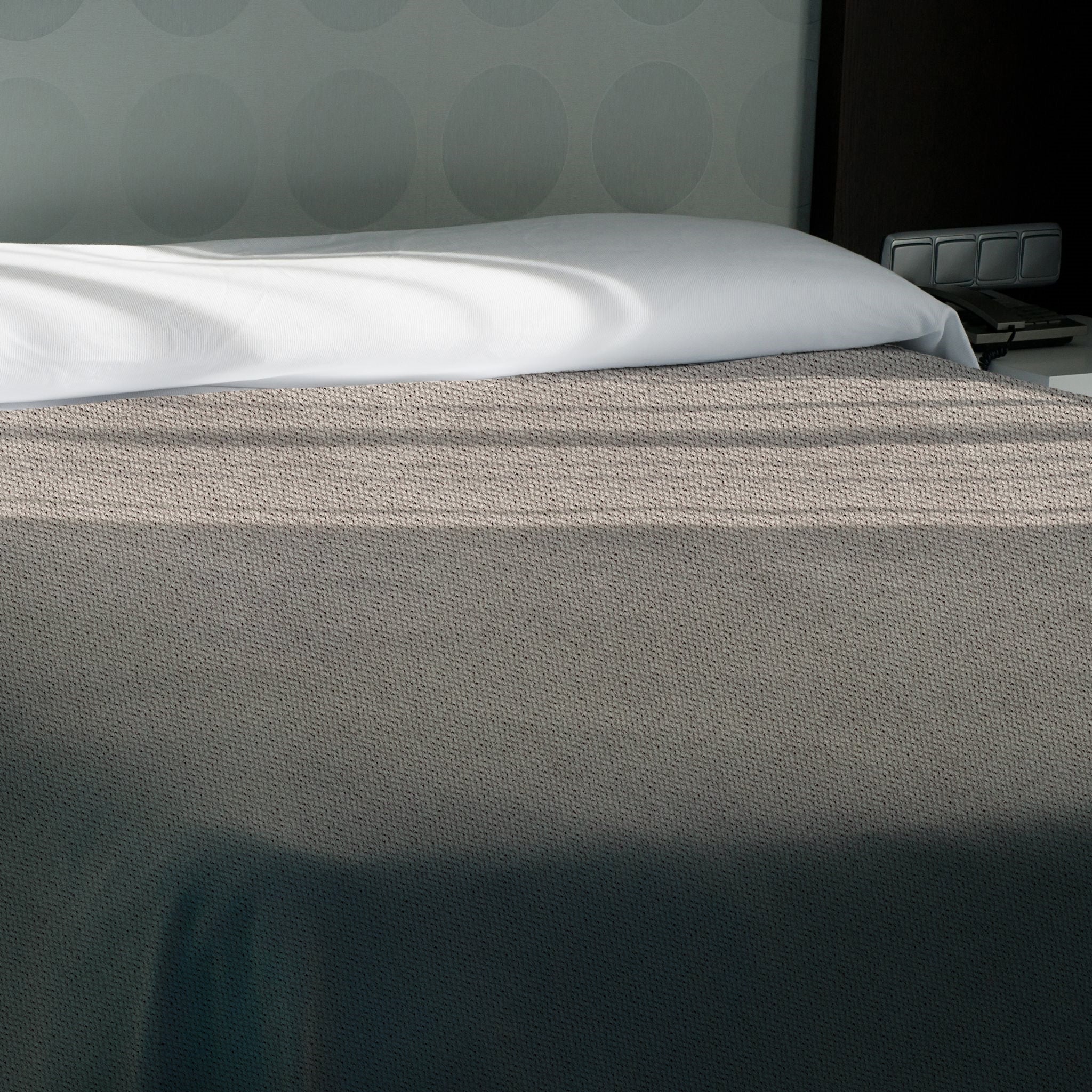 Sengetæppe til hotelværelse med satin i Kvadrat Twilight