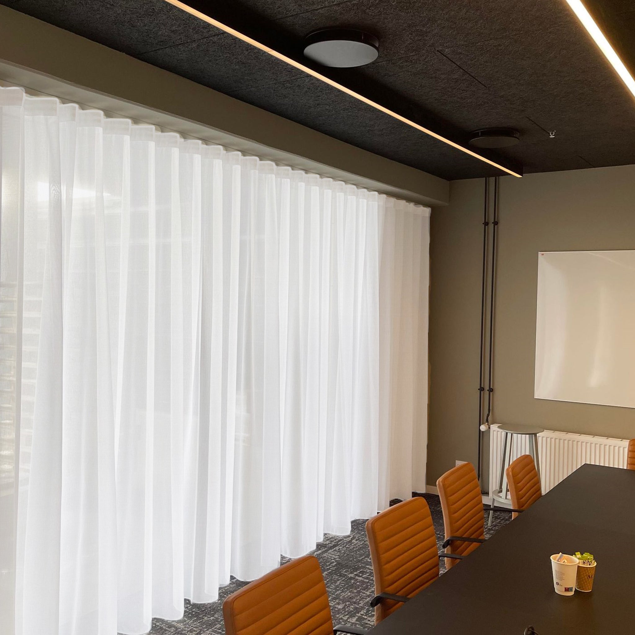 Transparent gardin til mødelokale på mål