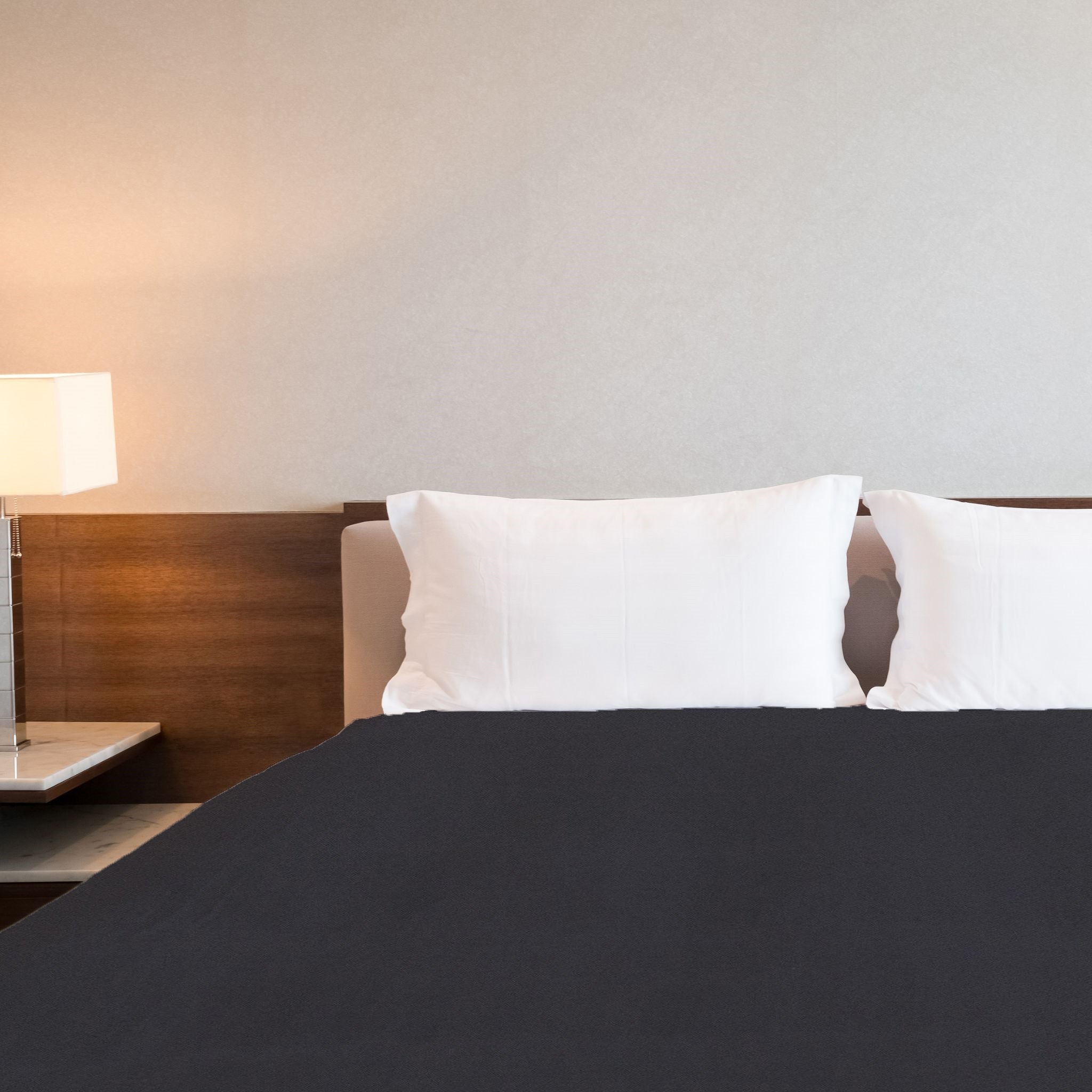 Sengetæppe i satin til hotelværelset