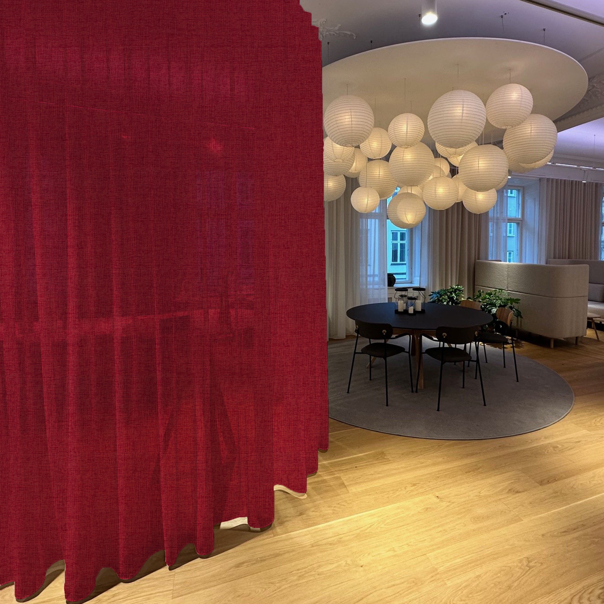rød rumdeler og akustikgardin i JAB Kilian
