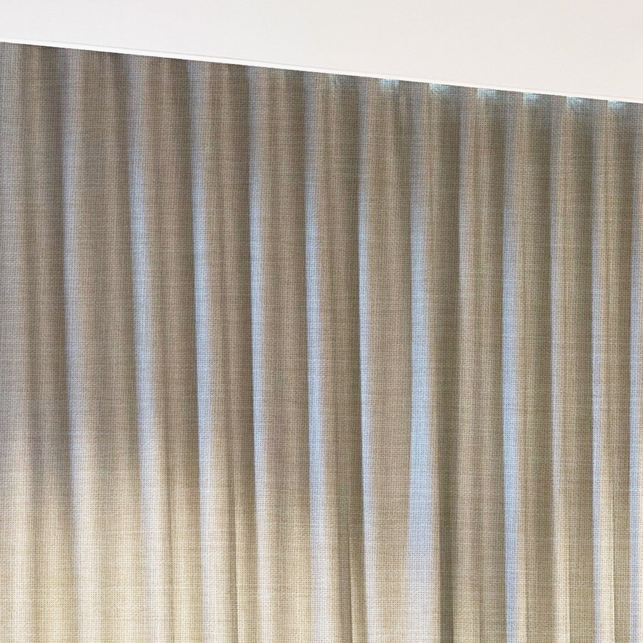 Brandhæmmende stofgardin til hotel med bløde folder i JAB Kilian