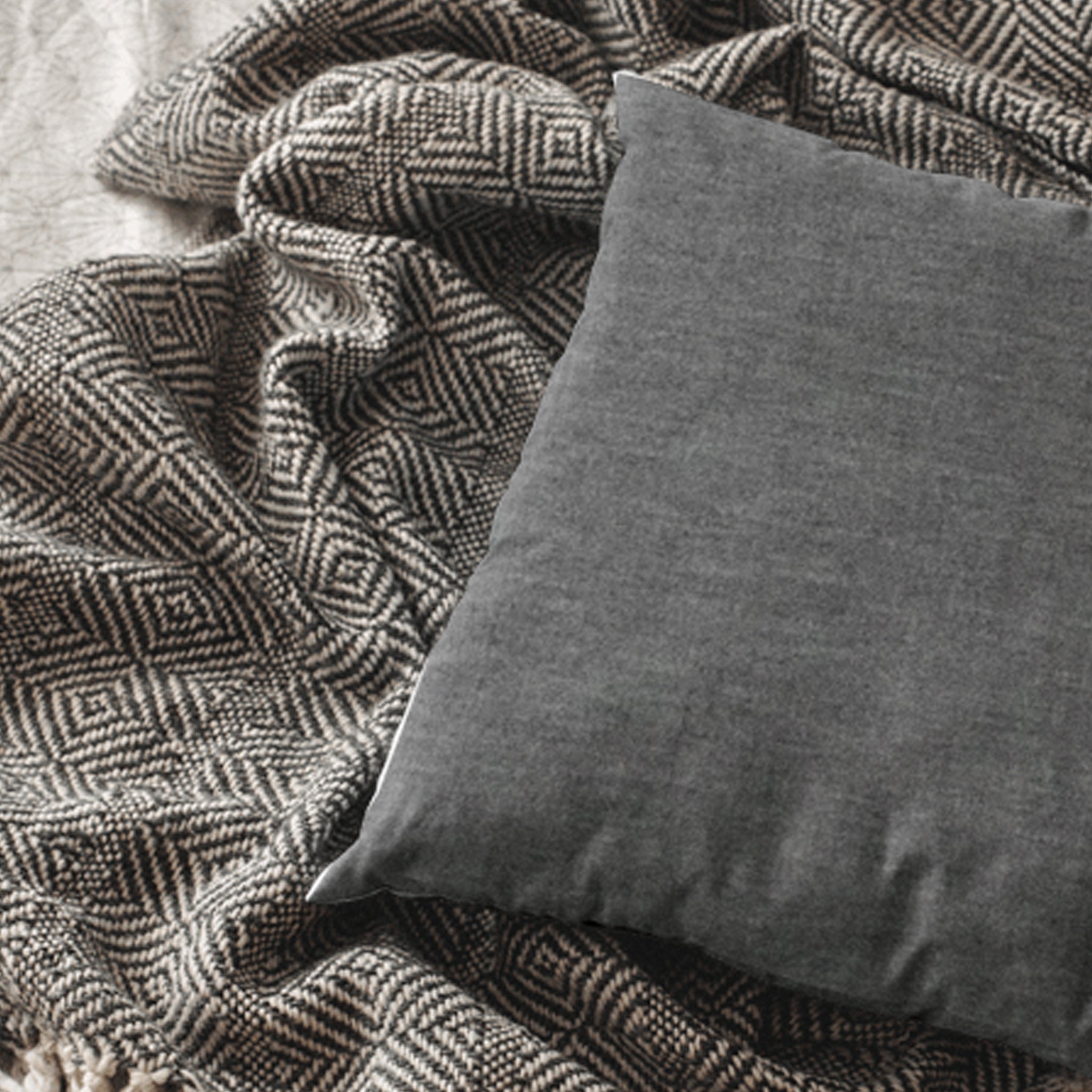 Mørkegrå pude med lynlås i Øko-Tex stof