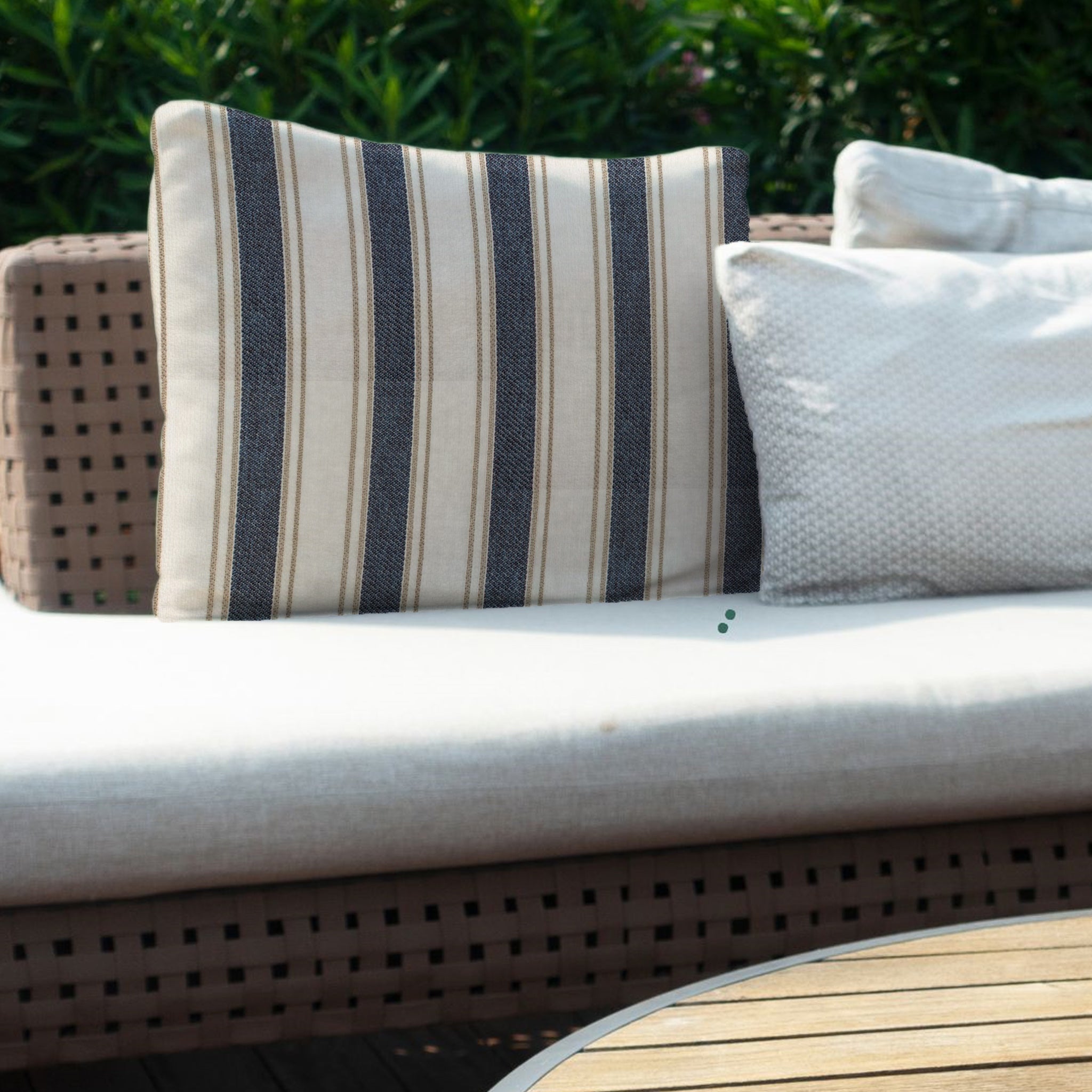 Udendørs pude med striber i Sumba Delimar
