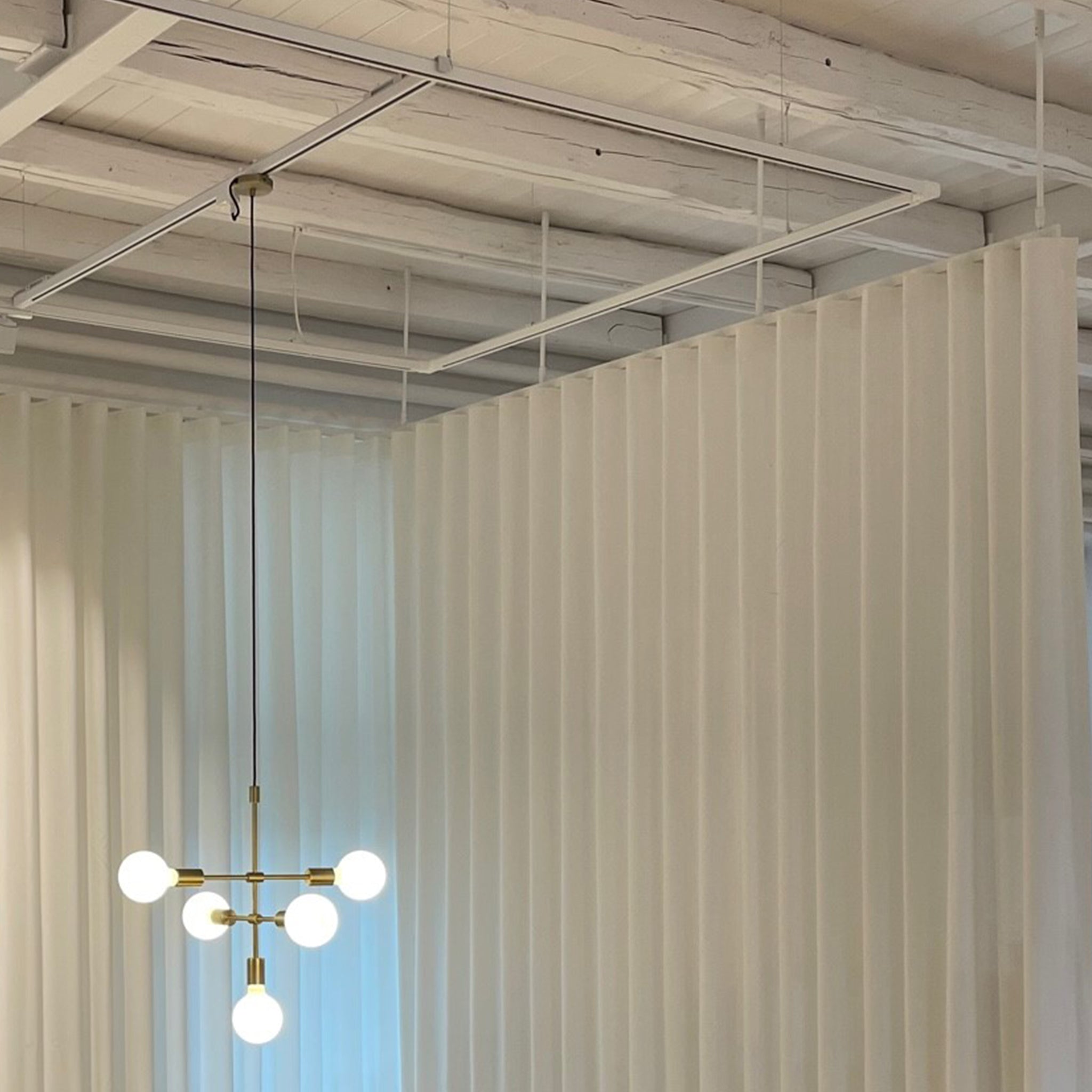 frithængende gardinskinner på mål