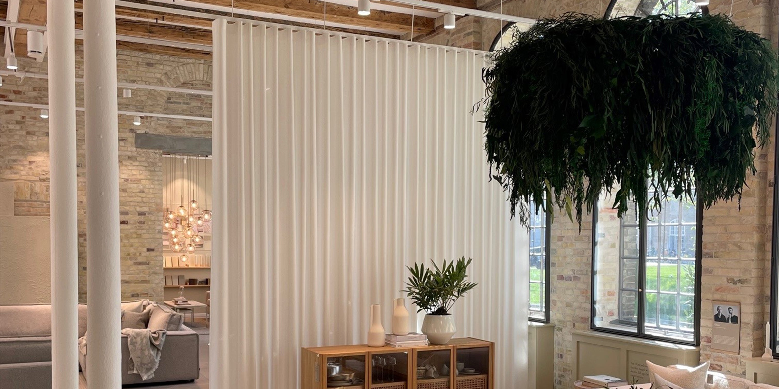 skab rum i rummet med gardiner