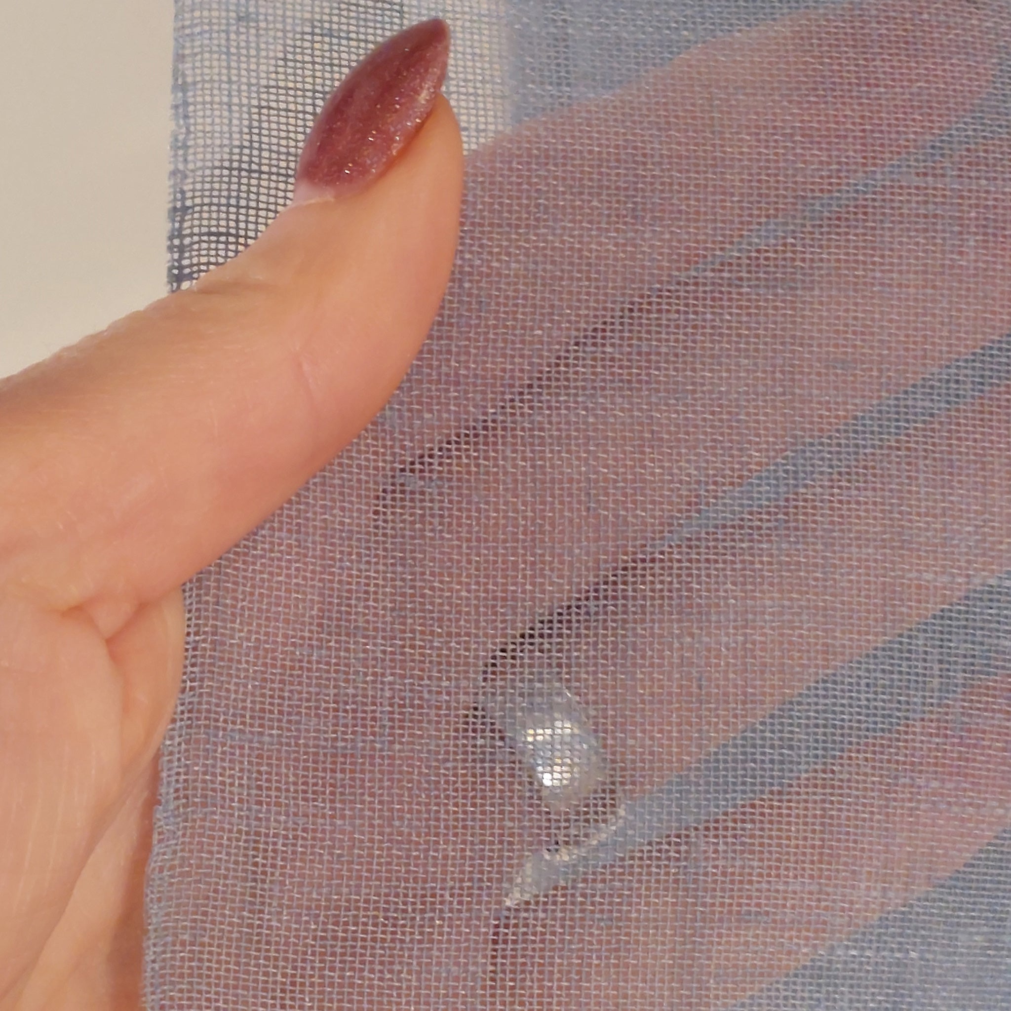 Akustikgardin i transparent stof fra Kvadrat Daybreak 2