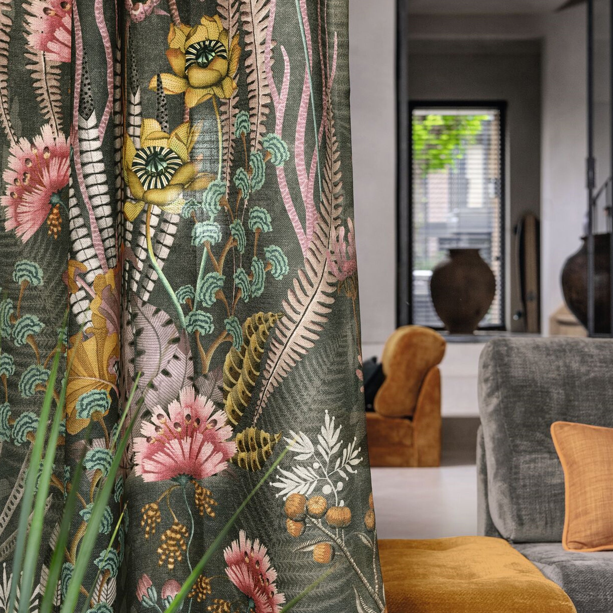 Chivasso Ritual Spirit - Printet blomsterstof til gardiner
