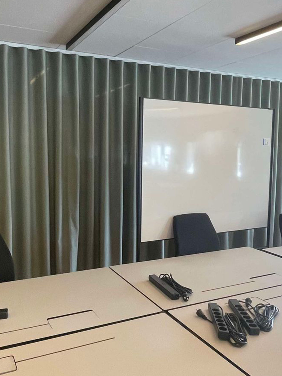 stofgardin til møderum